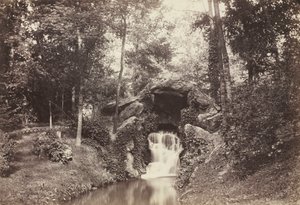 Uitzicht op de kleine grot naar de hertenpoel, Bois de Boulogne, 1858 door Charles Marville