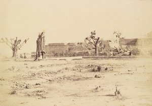 Onvruchtbaar landschap met een onbekend fort, Delhi door Charles Moravia