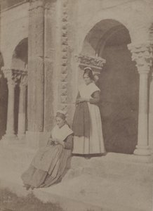Arlésiennes in het klooster van Saint-Trophime „Arles“ door Charles Nègre