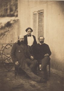 Portret van Rachel Félix en twee niet-geïdentificeerde mannen op een balkon door Charles Nègre