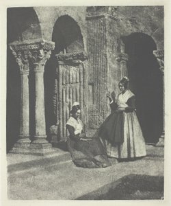 Twee vrouwen uit Arles in het klooster van Saint-Trophime in Arles door Charles Nègre