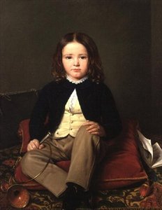 Portret van een jongen zittend op een kussen met een hoorn