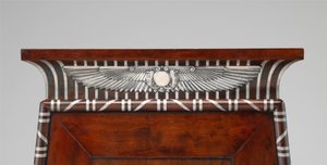 Detail van een Muntkast versierd met zilveren Egyptische emblemen, ca. 1805