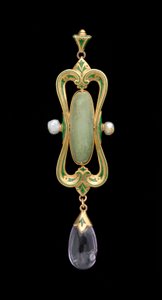 Hanger (goud, email, doorschijnende groene edelsteen & parel) door Charles Ricketts