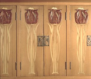 Detail van ingelegd houtsnijwerk op kast, gemaakt door de Guild of Handicraft, ca. 1898-99