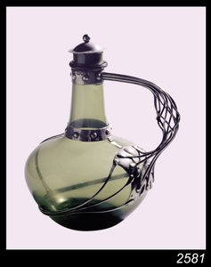 Groene glazen karaf met zilveren monturen met makersmerk van de Guild of Handicraft, 1901 door Charles Robert Ashbee