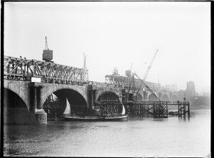 Sloop van Waterloo Bridge, City of Westminster, Greater London Authority door Charles William Prickett