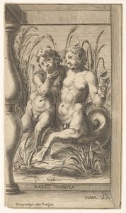 Twee tritons die elkaar omarmen, een speelt een panfluit, de tweede houdt een schelp vast