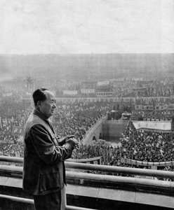 Portret van Chinese staatshoofd Mao Tse-Tung (Mao Ze-Dong of Mao Zedong of Mao Tse Toung of Mao Tso Tong) (1893-1976) tijdens de herdenking van de Communistische Partij. China, rond 1960.