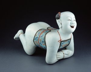 Een Chinees porseleinen kussen in de vorm van een halfnaakte jongen