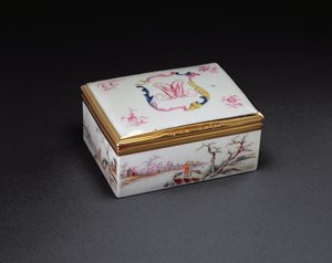 Een gemonogrammeerde snuifdoos, Qianlong-periode (1736-95) ca.1750 (porselein)