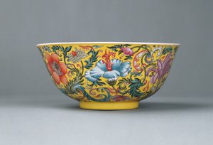 Een fijne famille rose geel-grond kom, 1821-1850