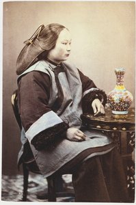 Een handgekleurde foto van een jonge Chinese vrouw