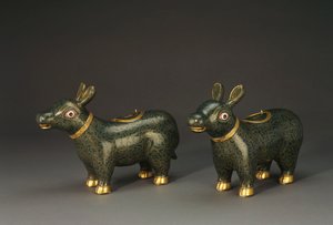 Een paar cloisonné emaille tapirvormige vaten door Chinese School