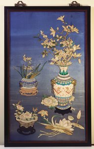 Een zijden paneel met vazen met kersenbloesem, magnolia en orchideeën en een jardinière met rozen tussen takjes lotus, daglelies en ochtendglorie