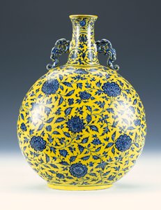 Een onderglazuur blauwe en gele geëmailleerde maanflacon met een pioenroos en lotuspatroon, c.1723-1735