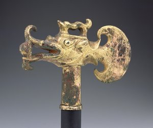 Bijlkop in de vorm van een drakenvis, Tang-dynastie (verguld zilver)