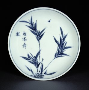 Blauw-witte kosometsuke schotel beschilderd met bamboe en kalligrafie, Tianqi merk en periode, 1621-27 (porselein) door Chinese School