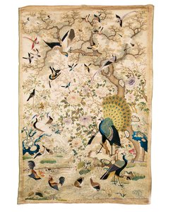 Geborduurd Paneel met een Paar Pauwen en Talrijke Andere Vogels Onder een Kromme Boom met Pioenrozen en Prunusbloesem, Canton door Chinese School