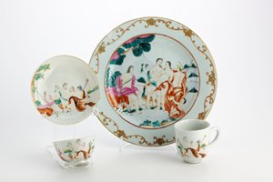 Bord, theekopje, koffiekopje en schotel versierd met voorstellingen van het oordeel van Parijs
