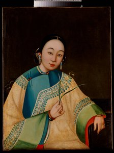 Portret van een hofdame, zittend halve lengte in een geborduurde mantel, met een bloem, midden 19e eeuw door Chinese School