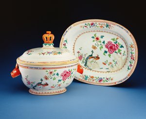 Terrine, deksel en standaard geschilderd met het Dubbele Pauw patroon, Qianlong periode (1736-95)
