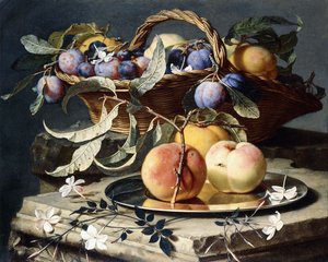 Perziken en pruimen in een rieten mand, perziken op een zilveren schaal en narcissen op stenen sokkels