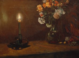 Schikking met kaars en bloemen in vaas