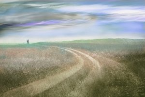 Figuren in de verte, paarse lucht door Christina Sillen