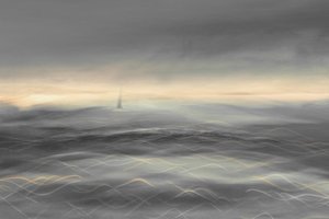 Zeilboot in de mistige oceaan