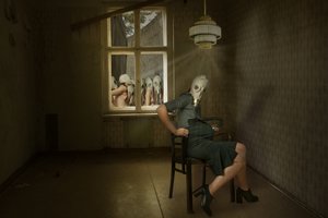 De griezelige vrouw met het gasmasker door Christine von Diepenbroek