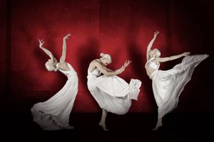 Elegante dansers op het rode podium