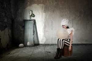 Vervederde vrouw met ballon door Christine von Diepenbroek