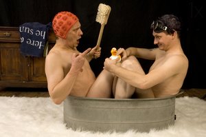 Humoristisch badduo door Christine von Diepenbroek