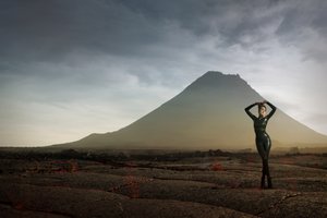 Eenzame figuur in een vreemd landschap