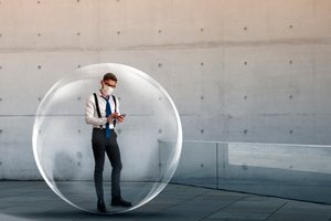 Man in een sociale bubbel