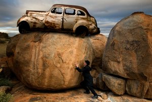 Man duwt auto in Boulder