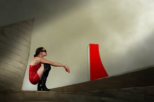 Moderne vrouw in rode jurk