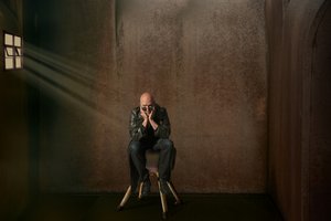 Een peinzende man in het licht van het raam door Christine von Diepenbroek