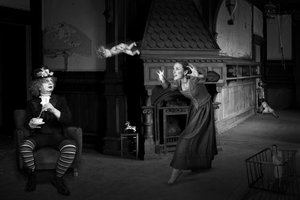 Surrealistisch, duister drama door Christine von Diepenbroek