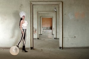 Surrealistische mode bij de deuropening