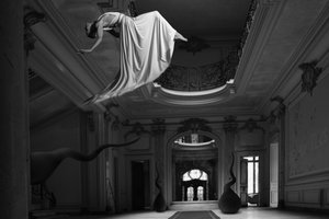 Een surrealistische droom van een zwevend landhuis door Christine von Diepenbroek