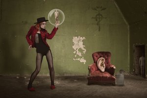De surrealistische bubbel van een vrouw door Christine von Diepenbroek