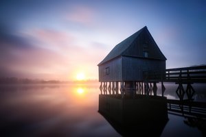 Zonsopgang bij het Misty Boathouse door Christoph Schaarschmidt