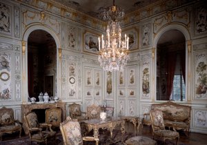 Uitzicht op de grote woonkamer van het Château de Champs sur Marne. Versierd door Christophe Huet (1700-1759)