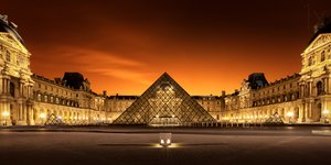 Nachtzicht op de piramide van het Louvre door Christophe Kiciak