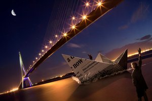 Reis met een papieren bootje bij maanlicht