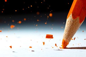 Het breken van een oranje potlood door Christophe Kiciak