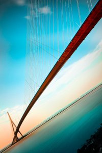Levendige, moderne brug tegen de hemel door Christophe Kiciak