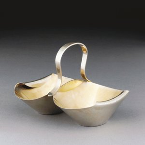 Een witte metalen mand